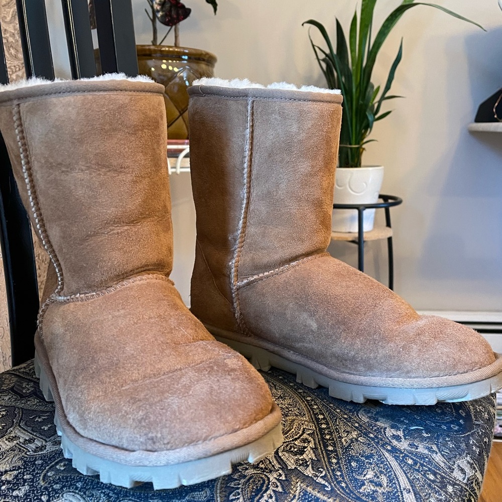 Women’s Authentic Suede Chestnut Ugg’s size 10.